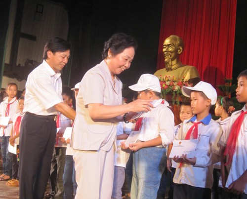 Nguyen Thi Doan accorde des bourses aux élèves de Nam Dinh - ảnh 1